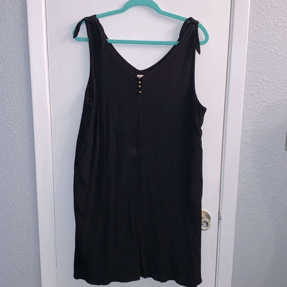 ana - Black dress
